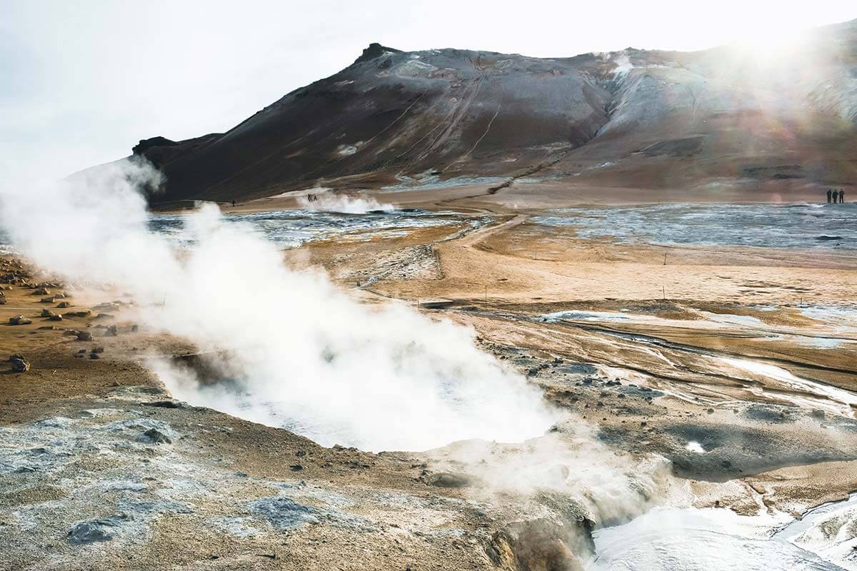 fumi sulfurei che escono dal terreno e fanghi bollenti a Hverir