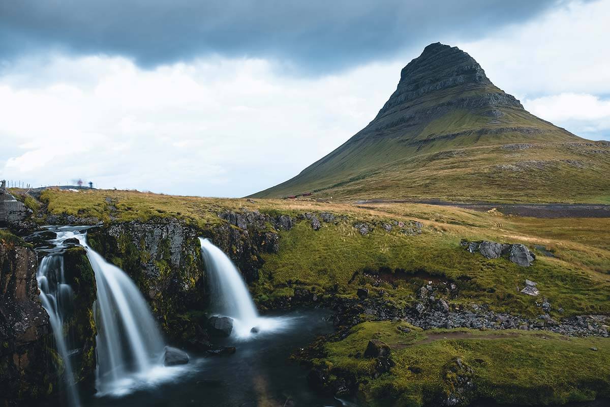 vista della cascata di Kirkjufellsfoss con sullo sfondo la particolare montagna