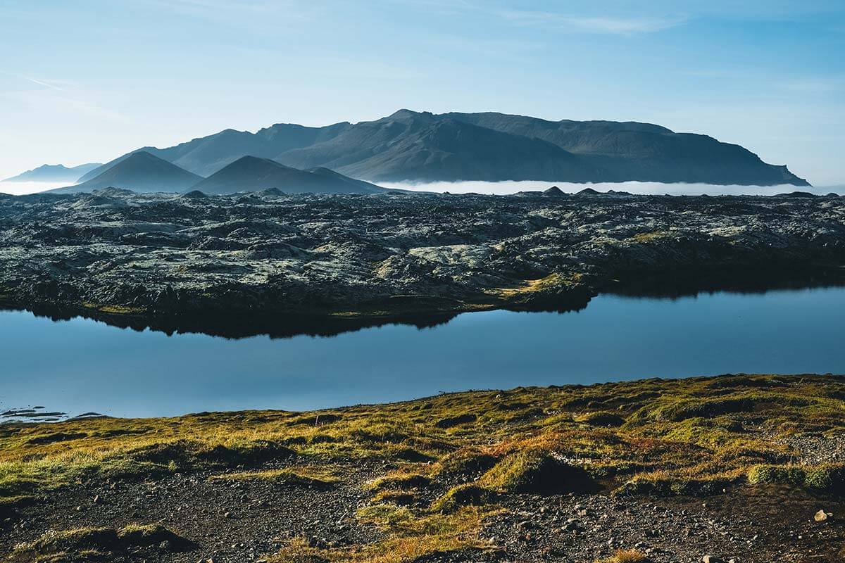 campo di lava che finisce in un lago