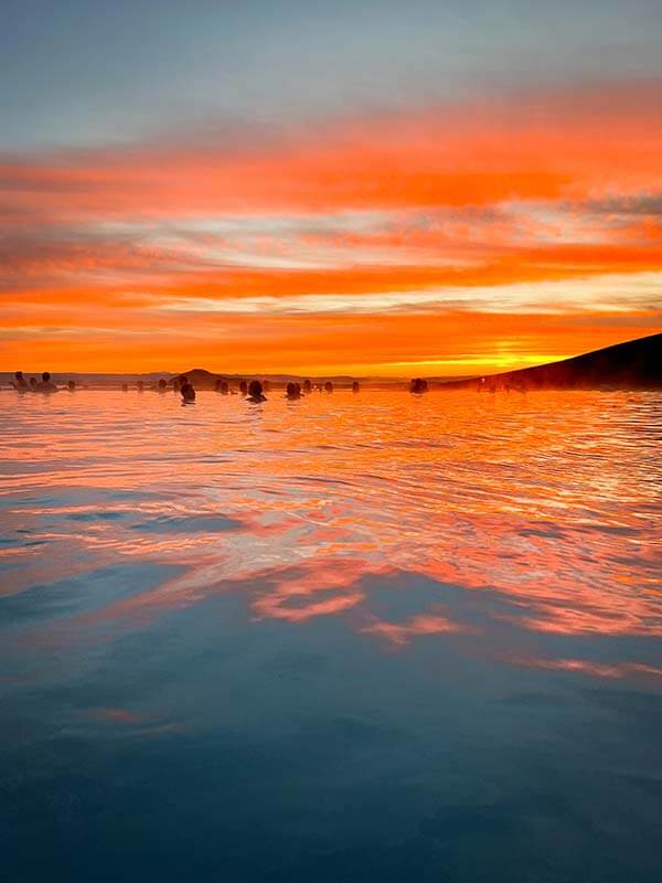 tramonto rosso sulla piscina termale di Mývatn Nature Baths