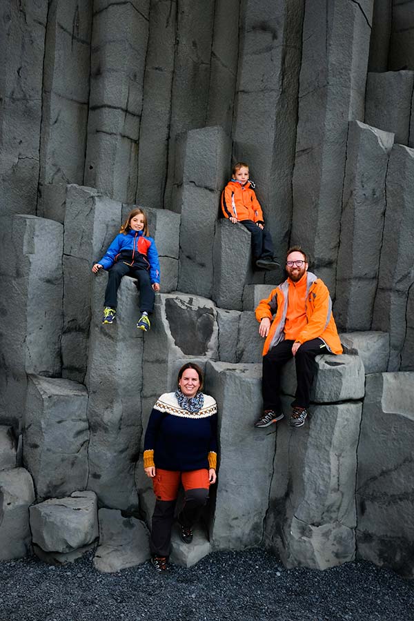 famiglia davanti alle scogliere di basalto a Reynisfjara