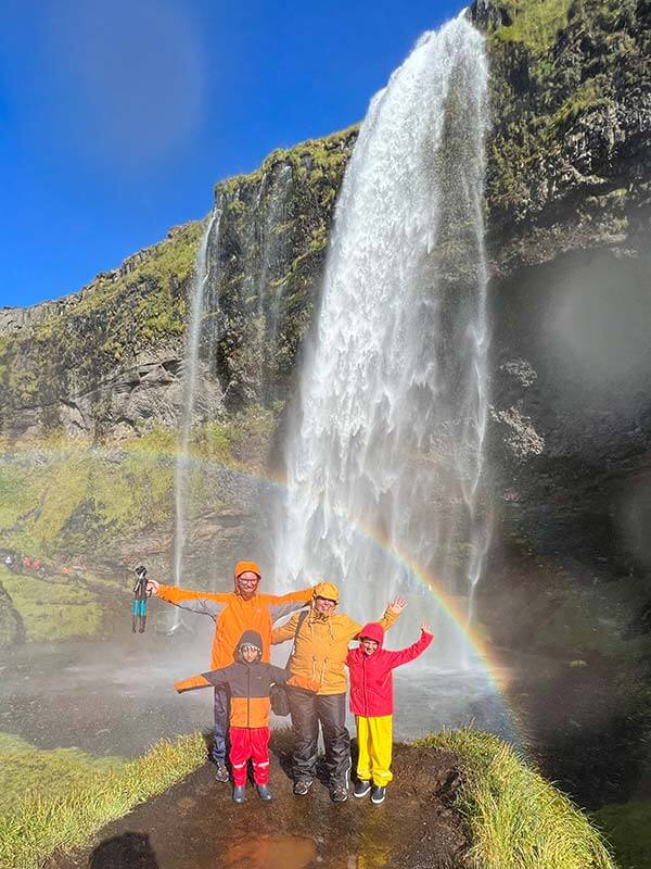 foto di famiglia con la cascata di Sejalandfoss