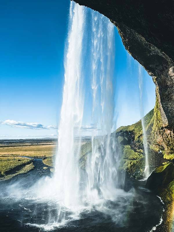 cascata di Sejalandfoss in Islanda vista da dietro
