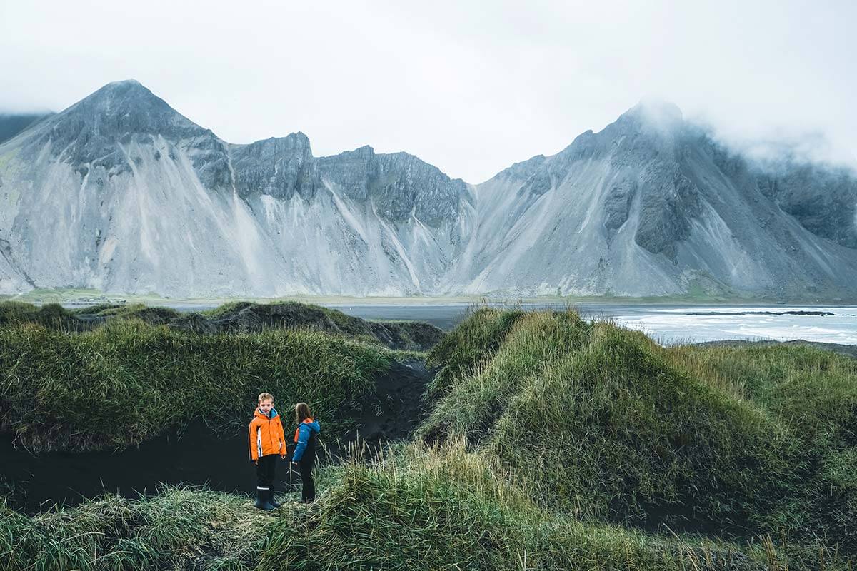 spiaggia di Stokksnes con due bambini e i monti sullo sfondo