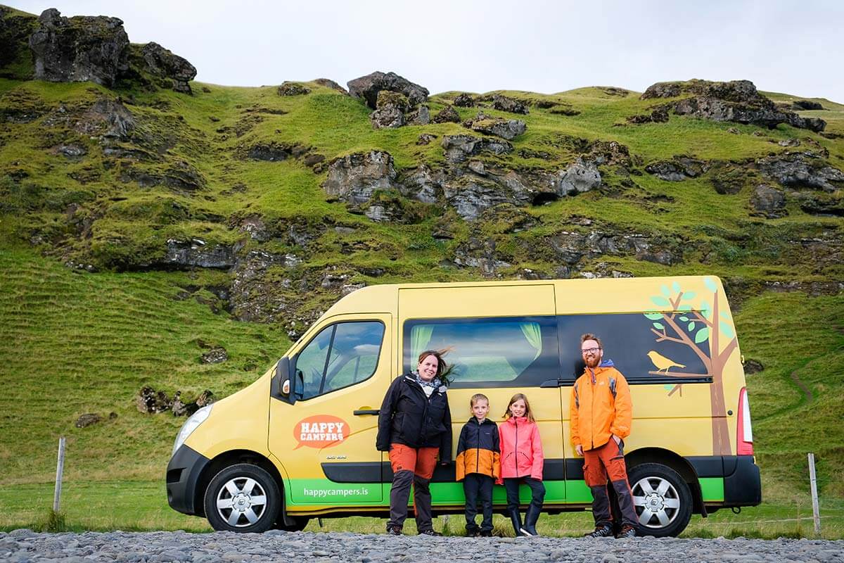 famiglia davanti a un van giallo in Islanda