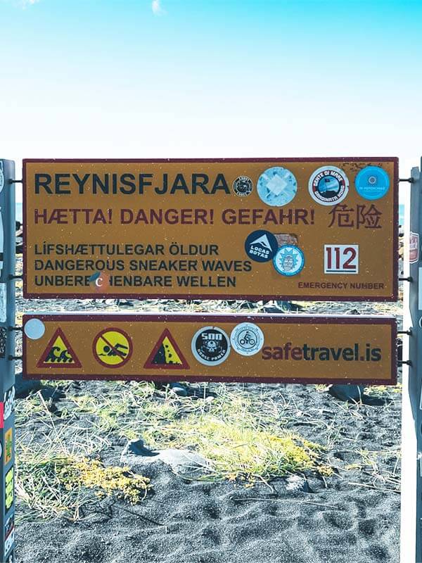 cartello di pericolo onde anomale spiaggia Islanda