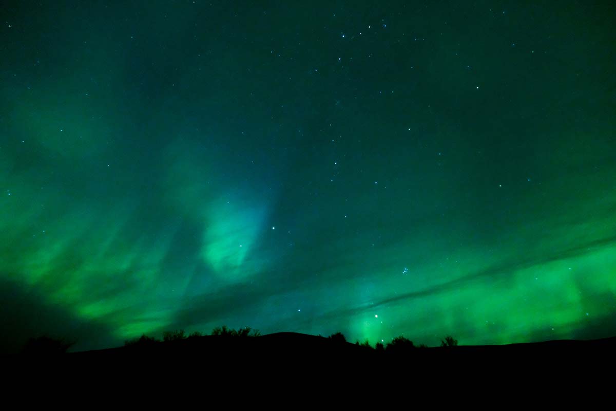 aurora boreale di colore verde nel cielo islandese