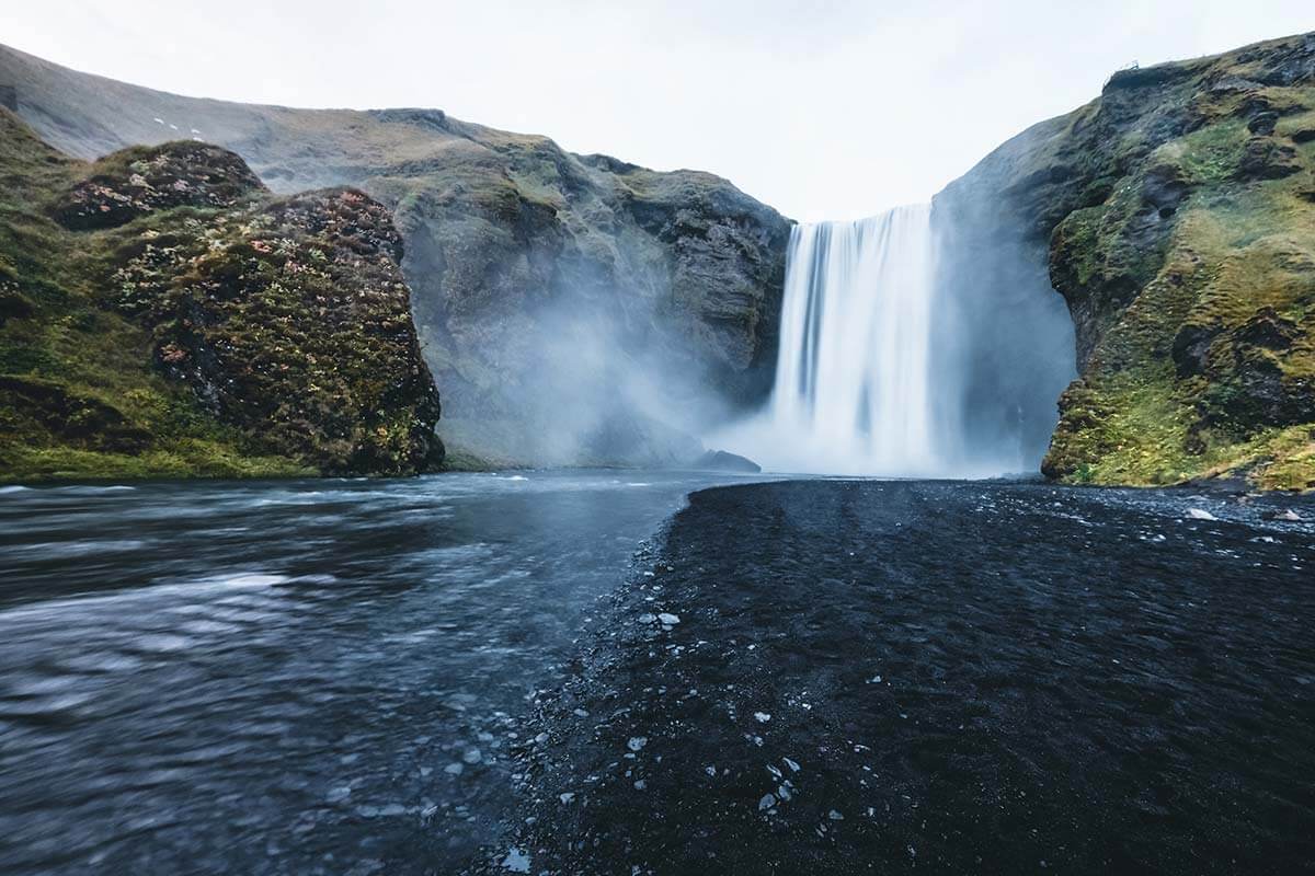 vista della cascata di Skógafoss con il fiume