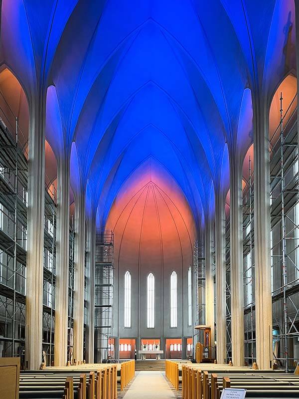 interno della chiesa di Hallgrímskirkja con le luci blu e rosa