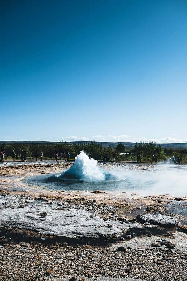 inizio dell'esplosione di un geyser in Islanda
