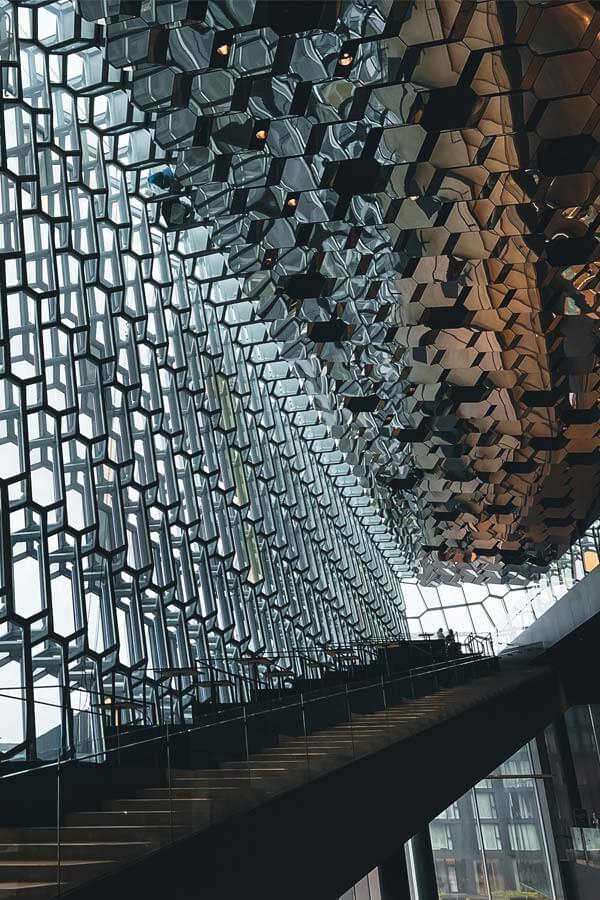 Interno dell'edificio Harpa con la scala e la parete vetrata