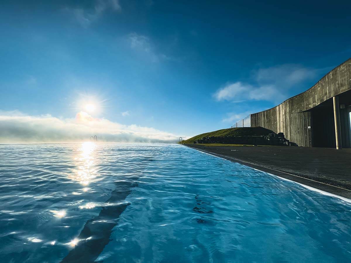 infinity pool sul fiordo islandese a Hofsós