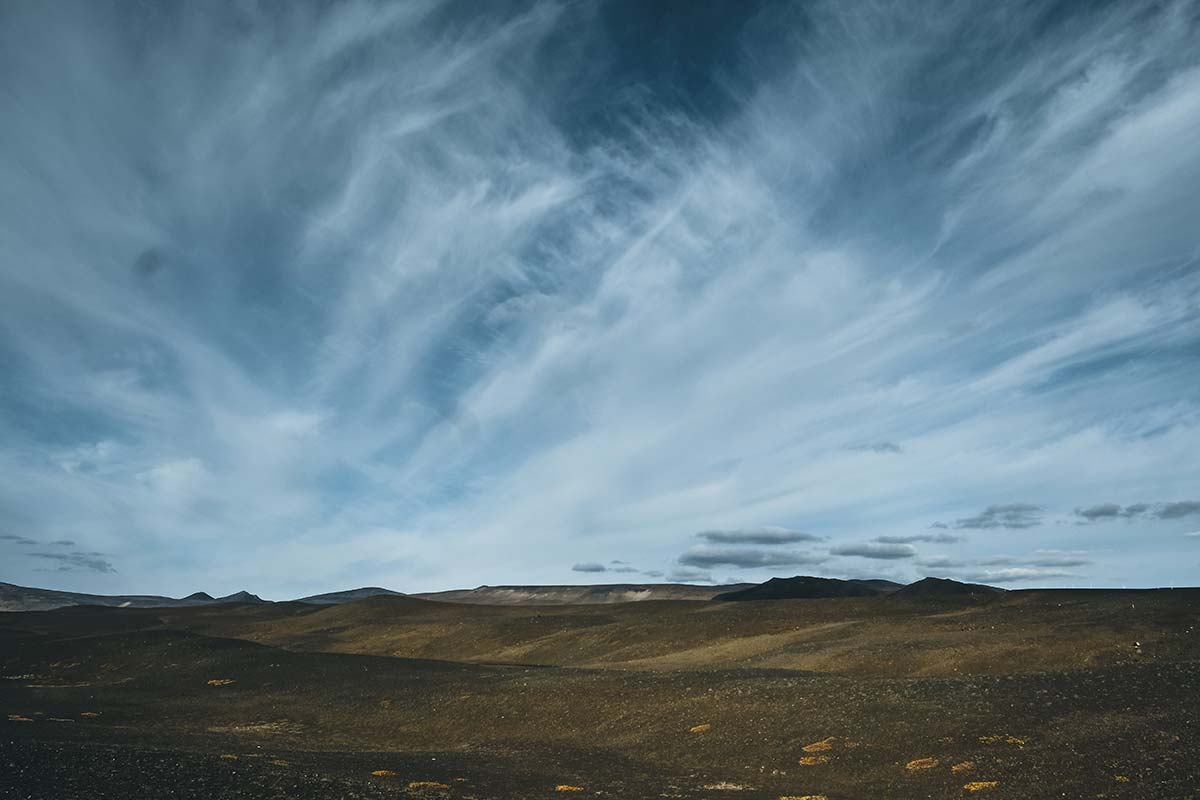 panorama desertico e cielo nuvoloso in Islanda
