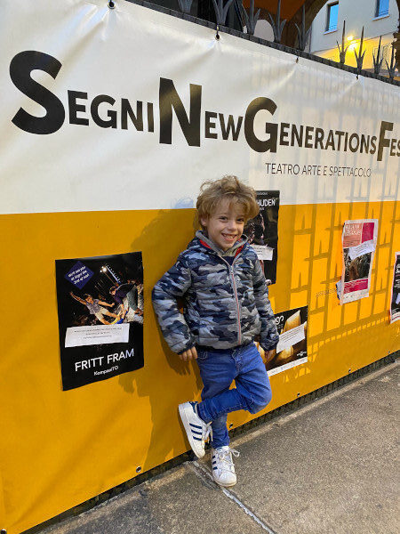 bambino davanti al cartellone di Segni