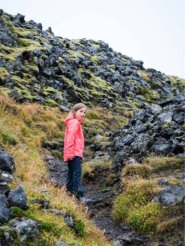 bambina sul sentiero nel campo di lava