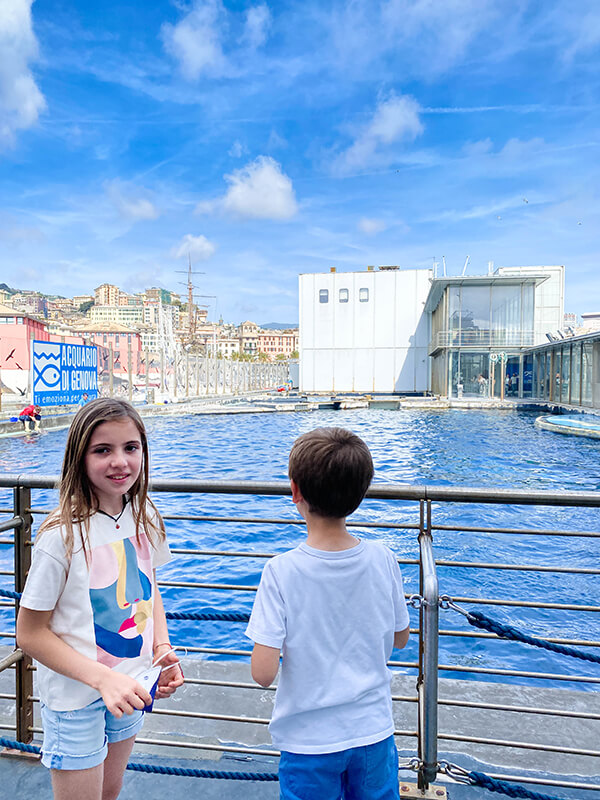 bambini sulla terrazza della vasca dei cetacei e Genova sullo sfondo