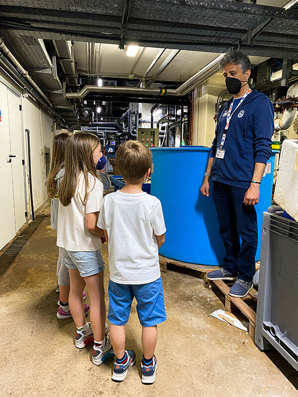 bambini con il biologo dietro le quinte dell'acquario di Genova