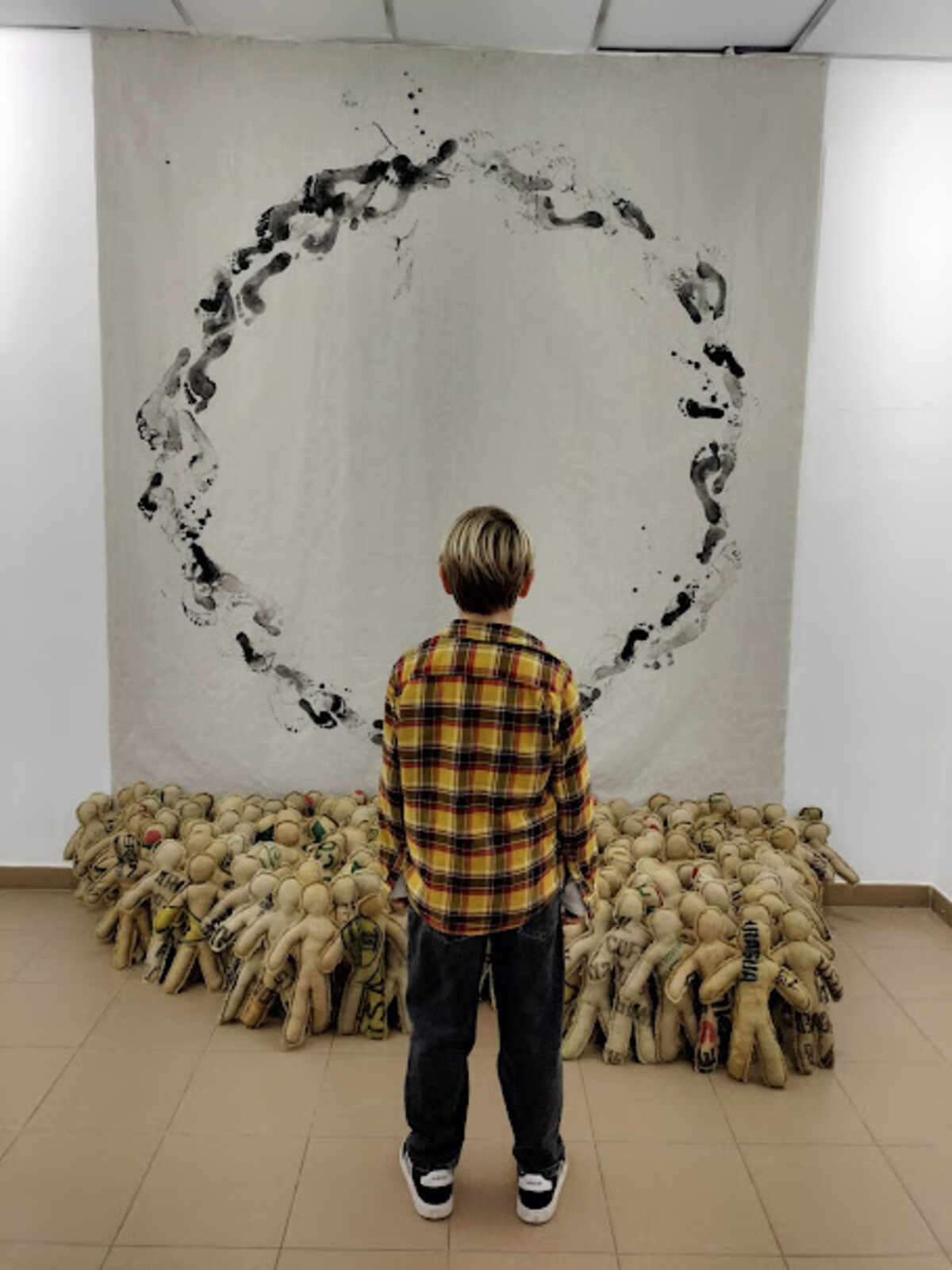 bambino davanti a opera luca razzano