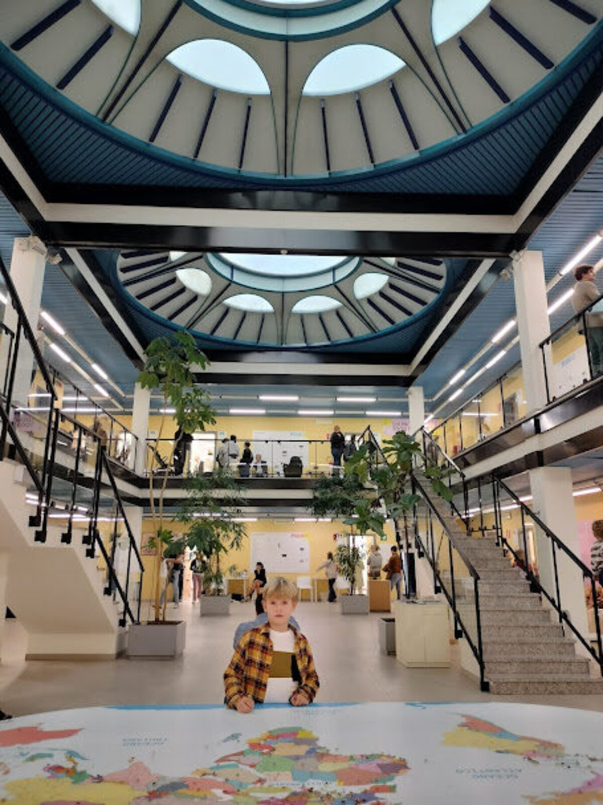 bambino nella sala dell'itcilo per the others