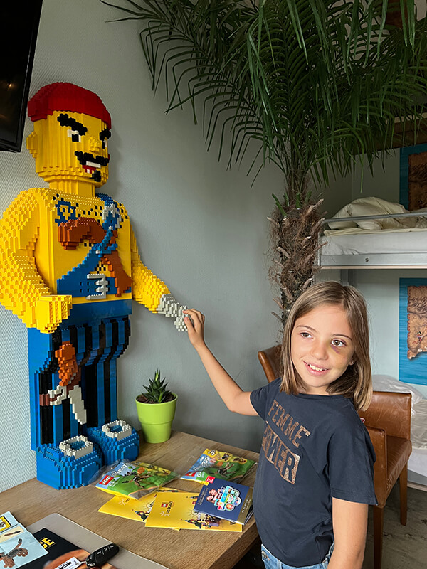 pirata lego e bambina nella stanza dell'hotel legoland