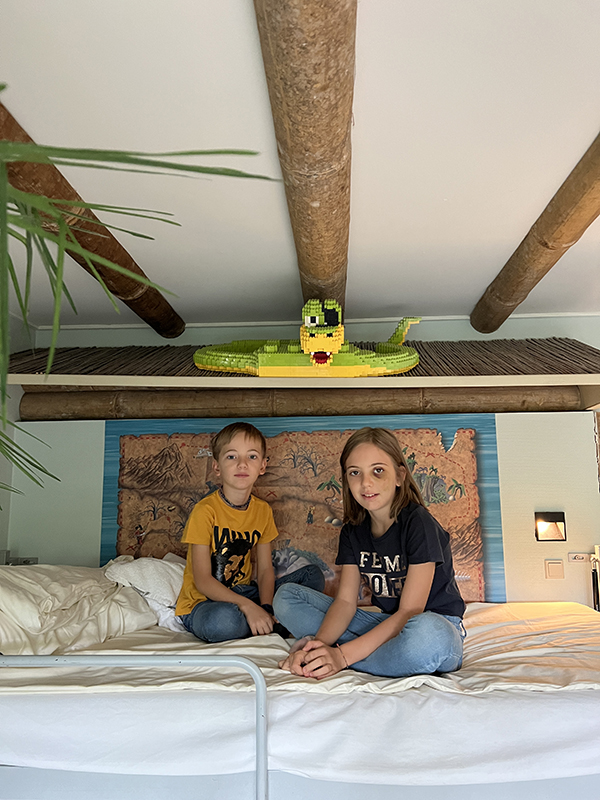 due bambini sul letto a castello dell'hotel legoland a Billund