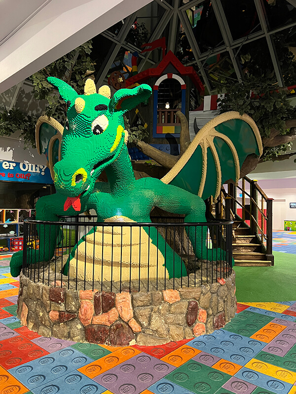 Ingresso dell'hotel legoland con un grande drago verde