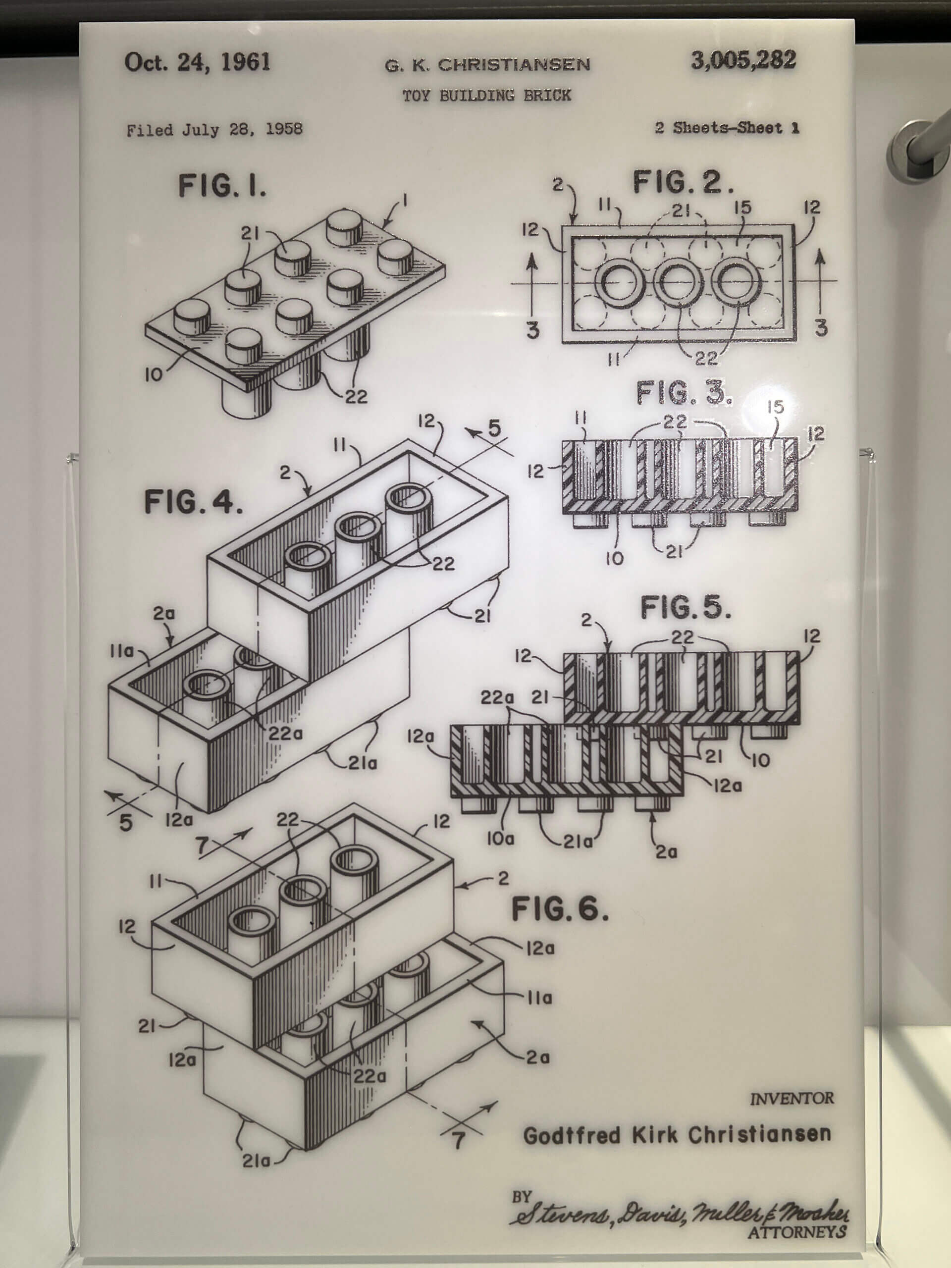 disegno di una mattoncini lego in assonometria e sezioni