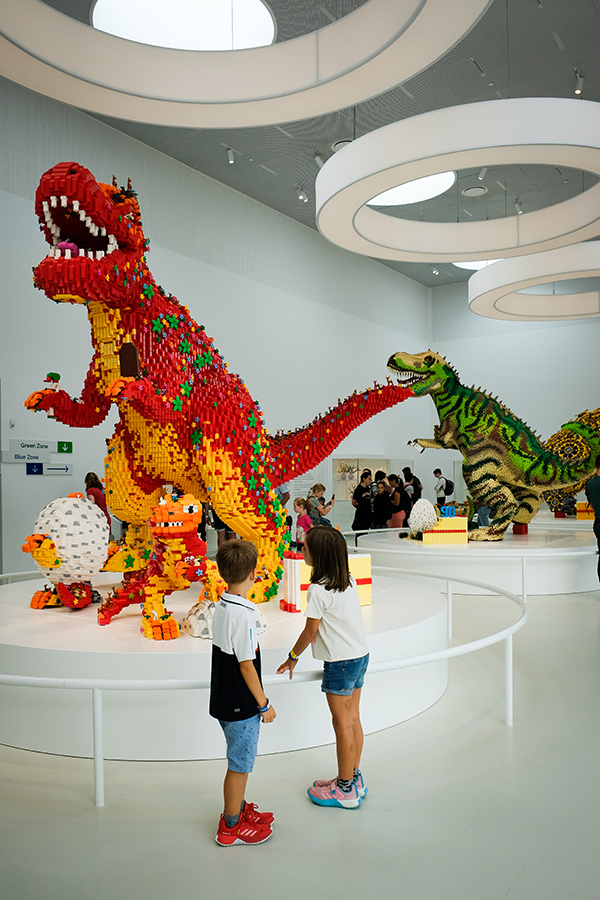 stanza dei dinosauri lego con due bambini