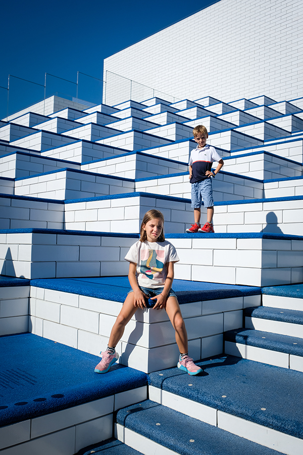 due bambini sulle scale esterne della lego house