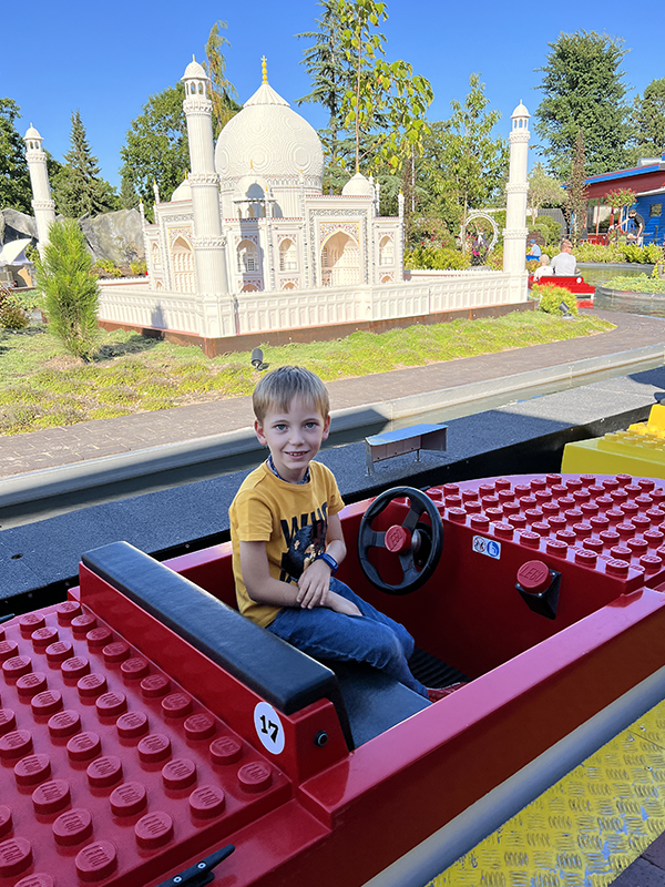 Bambino su una barca a Legoland
