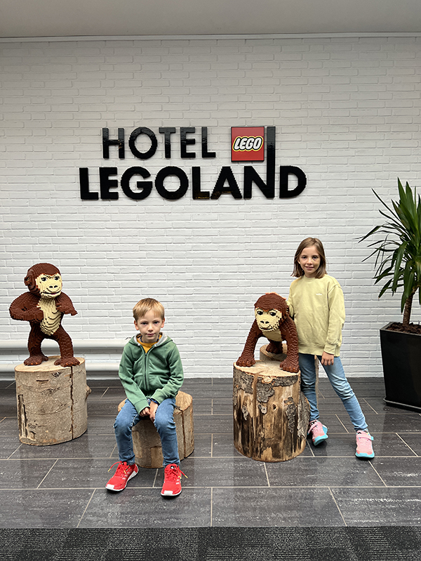 Ingresso hotel legoland con due bambini e due scimmie lego