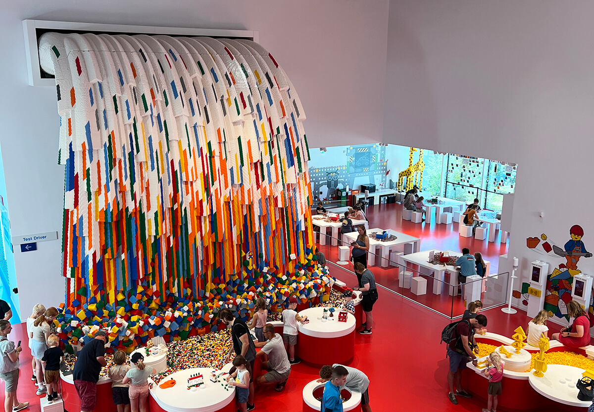 Cascata di Lego all'interno della Lego House a Billund