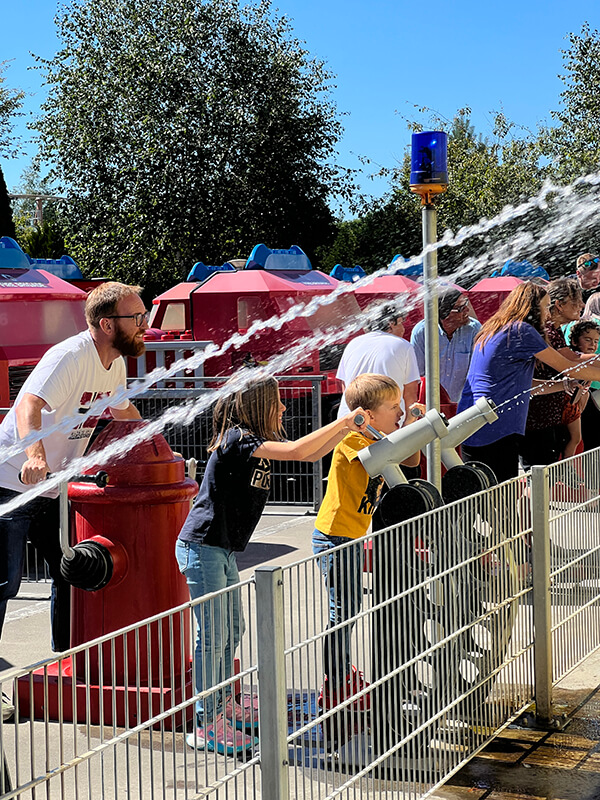 Legoland, gioco dei pompieri. Bambini con papà spengono il "fuoco"