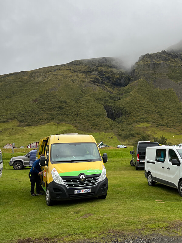 camper giallo in un campeggio in Islanda