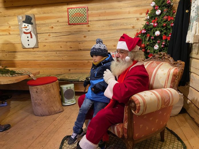casa-babbo-natale bambino e babbo natale liguria