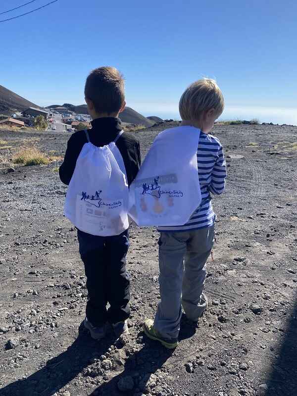 etna con bambini kit gioco