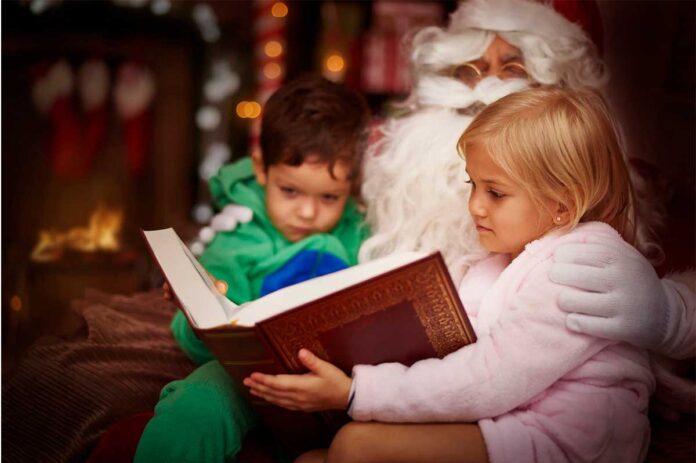 Natale in biblioteca a Torino, babbo Natale legge un libro