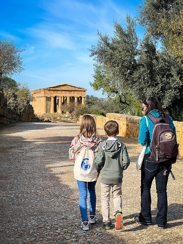 bambini con la guida sulla via Sacra. Sullo sfondo il tempio della Concordia