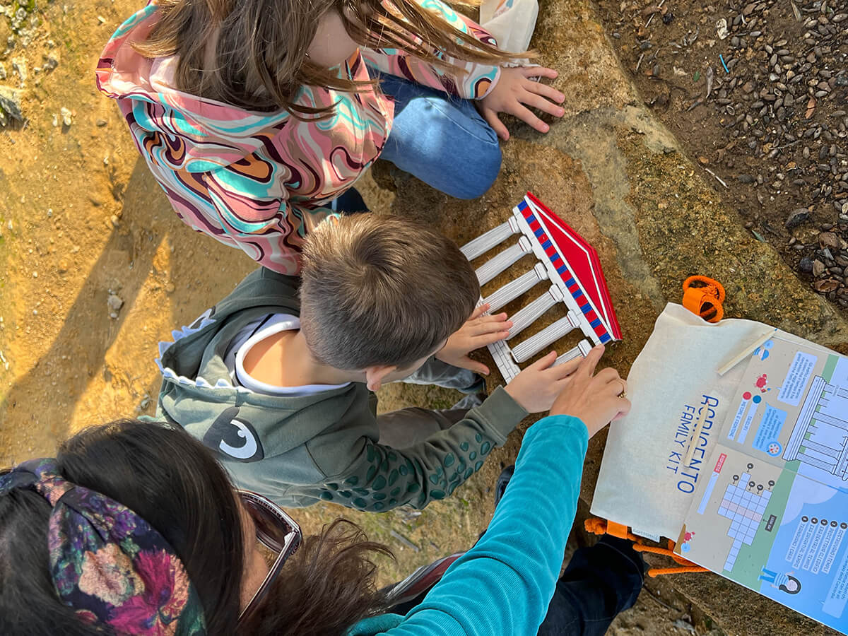 i bambini costruiscono il tempio con il modellino in legno