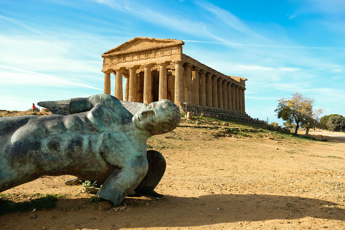 Statua di Icaro e il tempio della Concordia