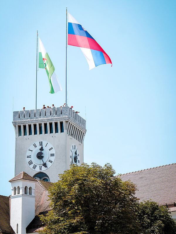 torre del castello di Lubiana con bandiere