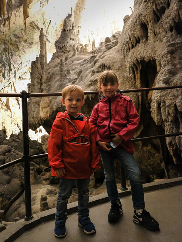 due bambini nelle grotte di Postumia