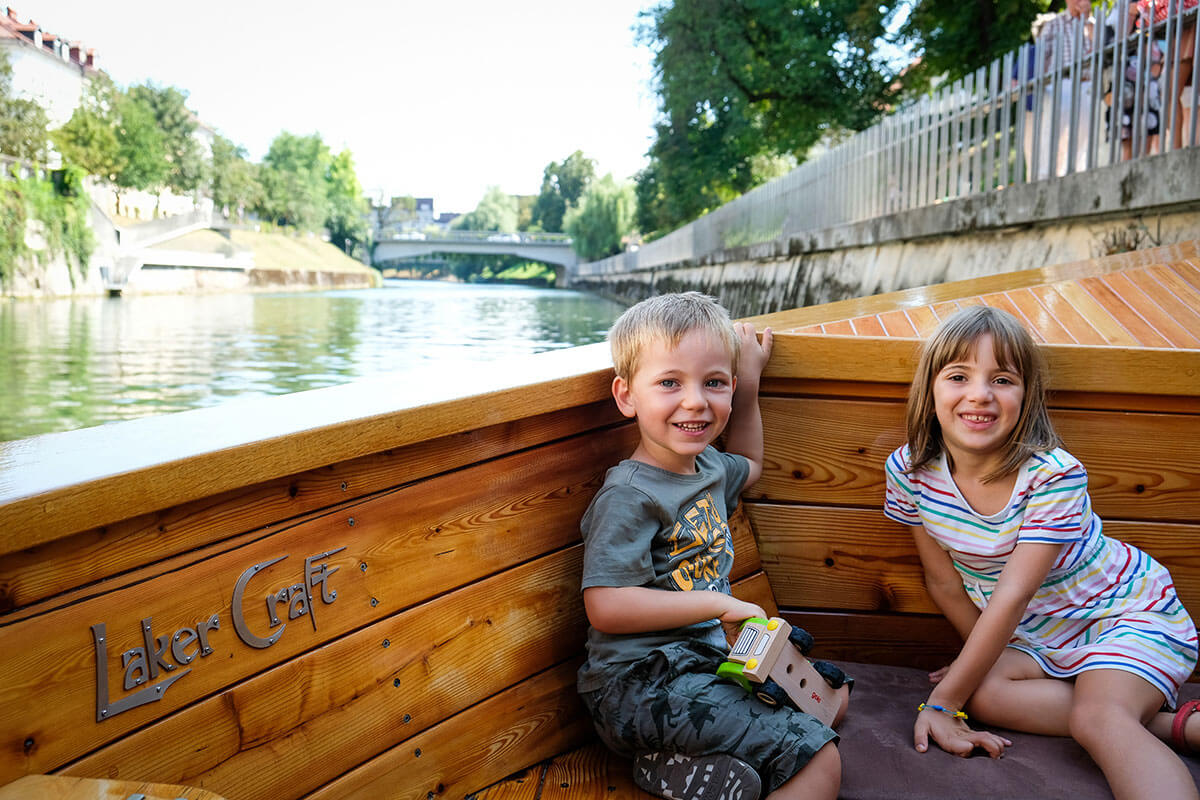 bambini in barca a Lubiana