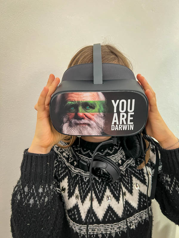 bambina con visore per la realtà virtuale