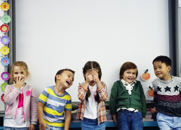 bambini ridono insieme