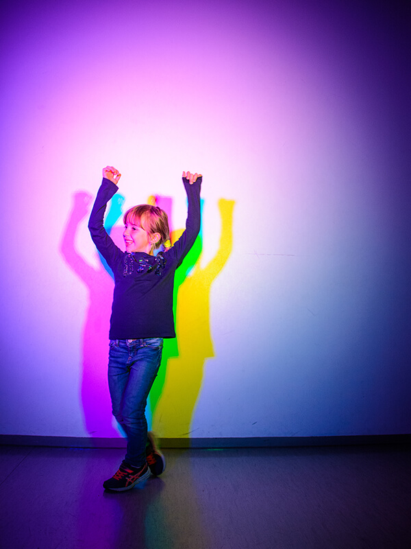 bambina gioca con i colori al museo delle illusioni