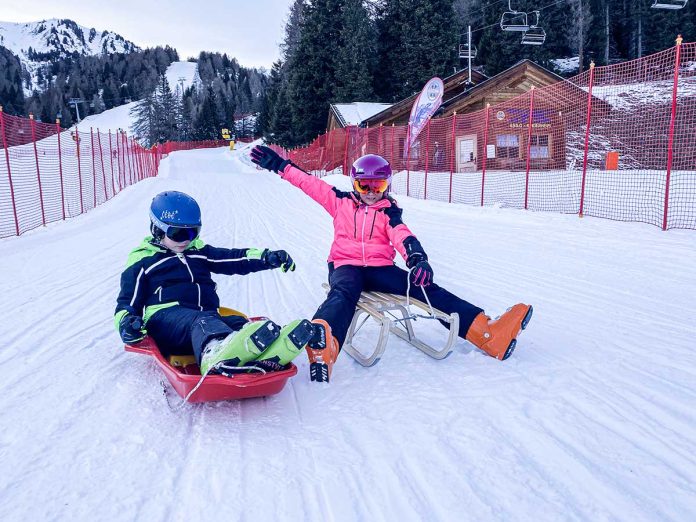 Bambini sulla pista slitta predazzo gardone