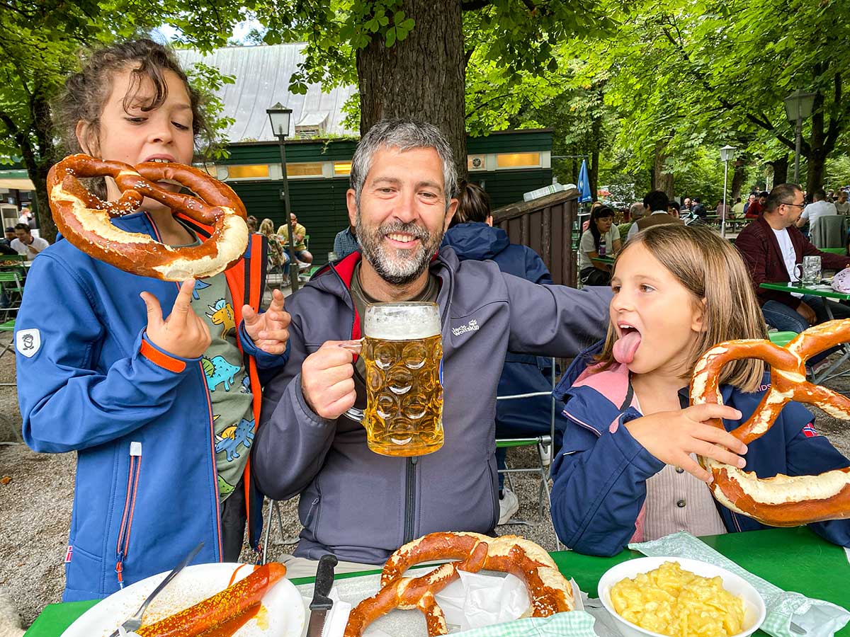 Bambini con pretzel giganti in un biercarten di Monaco