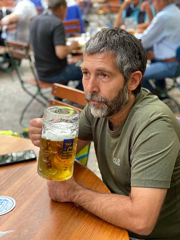 Uomo beve boccale di birra nelle Birrerrie e Biergarten Monaco Augustinerkeller