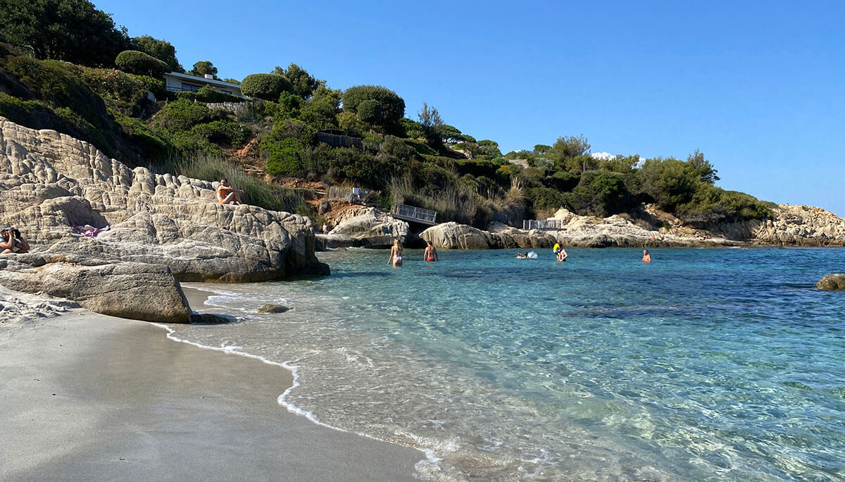 spiaggia bianca e mare cristallino sul sentiero per Cap Taillat